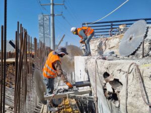 ניסור בטון בפרויקט בנייה גדול לצורך צינורות תשתית